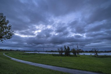 River Rhine, Duesseldorf, Almanya 'da şafak manzarası