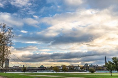 River Rhine, Duesseldorf, Almanya 'da şafak manzarası