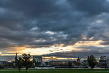 River Rhine, Duesseldorf, Almanya 'da şafak manzarası