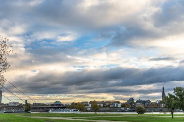 River Rhine, Duesseldorf, Almanya 'da şafak manzarası