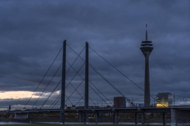 River Rhine, Duesseldorf, Almanya 'da şafak manzarası