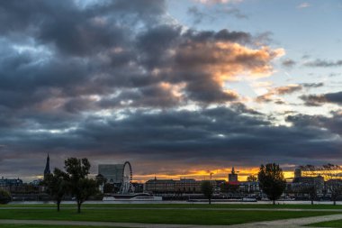 River Rhine, Duesseldorf, Almanya 'da şafak manzarası