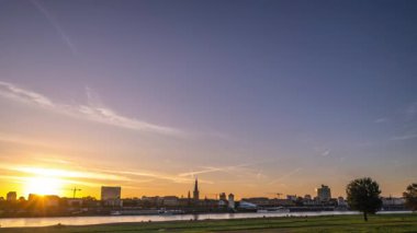 Zaman aşımı: Ren Nehri, Düsseldorf, Almanya 'da sonbahar manzarası