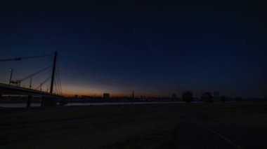 Zaman aşımı: Ren Nehri, Düsseldorf, Almanya 'da sonbahar manzarası