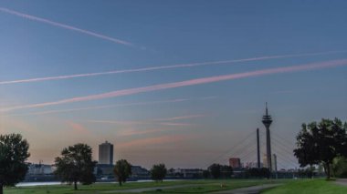 Zaman aşımı: Ren Nehri, Düsseldorf, Almanya 'da sonbahar manzarası
