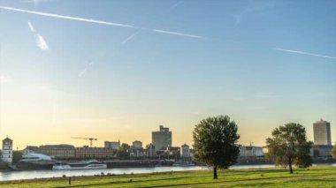 Zaman aşımı: Ren Nehri, Düsseldorf, Almanya 'da sonbahar manzarası