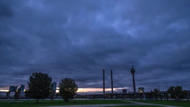 时光飞逝 德国杜塞尔多夫莱茵河的秋天风景 — 图库视频影像