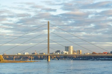 Almanya 'da Ren nehrindeki Düsseldorf' un ufuk çizgisi manzarası