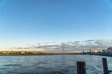 Almanya 'da Ren nehrindeki Düsseldorf' un ufuk çizgisi manzarası