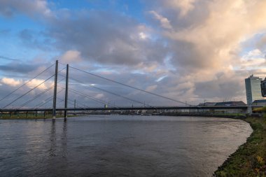 Almanya 'da Ren nehrindeki Düsseldorf' un ufuk çizgisi manzarası