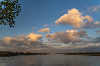 Almanya 'da Ren nehrindeki Düsseldorf' un ufuk çizgisi manzarası