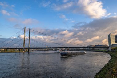 Almanya 'da Ren nehrindeki Düsseldorf' un ufuk çizgisi manzarası