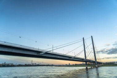 Almanya 'da Ren nehrindeki Düsseldorf' un ufuk çizgisi manzarası