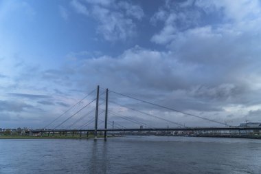 Almanya 'da Ren nehrindeki Düsseldorf' un ufuk çizgisi manzarası