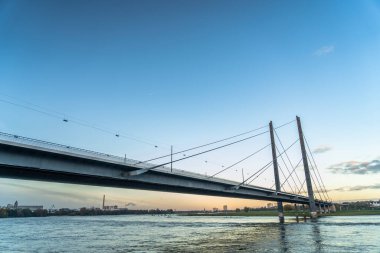 Almanya 'da Ren nehrindeki Düsseldorf' un ufuk çizgisi manzarası