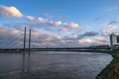 Almanya 'da Ren nehrindeki Düsseldorf' un ufuk çizgisi manzarası