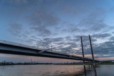 Almanya 'da Ren nehrindeki Düsseldorf' un ufuk çizgisi manzarası