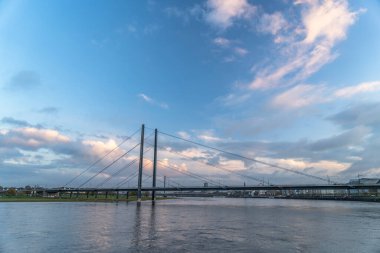 Almanya 'da Ren nehrindeki Düsseldorf' un ufuk çizgisi manzarası