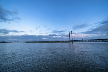 Almanya 'da Ren nehrindeki Düsseldorf' un ufuk çizgisi manzarası