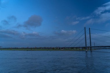 Almanya 'da Ren nehrinde Dusseldorf' un ufuk çizgisinin gün batımı manzarası