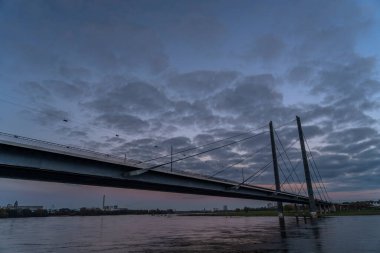 Almanya 'da Ren nehrinde Dusseldorf' un ufuk çizgisinin gün batımı manzarası