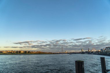 Almanya 'da Ren nehrindeki Düsseldorf' un ufuk çizgisi manzarası