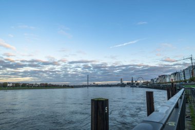 Almanya 'da Ren nehrindeki Düsseldorf' un ufuk çizgisi manzarası