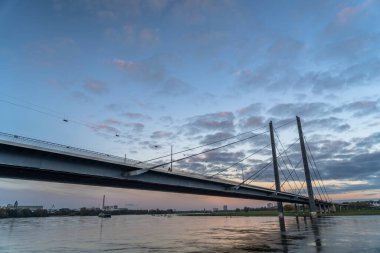 Almanya 'da Ren nehrindeki Düsseldorf' un ufuk çizgisi manzarası
