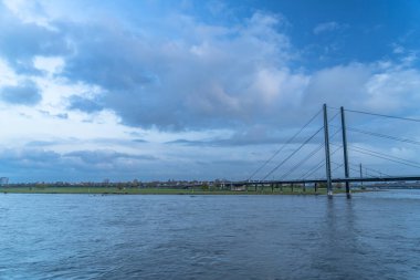Almanya 'da Ren nehrindeki Düsseldorf' un ufuk çizgisi manzarası