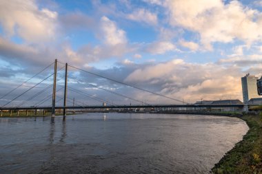 Almanya 'da Ren nehrindeki Düsseldorf' un ufuk çizgisi manzarası