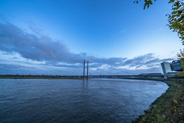 Almanya 'da Ren nehrindeki Düsseldorf' un ufuk çizgisi manzarası