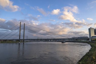 Almanya 'da Ren nehrinde Dusseldorf' un ufuk çizgisinin gün batımı manzarası