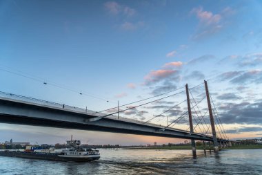 Almanya 'da Ren nehrindeki Düsseldorf' un ufuk çizgisi manzarası