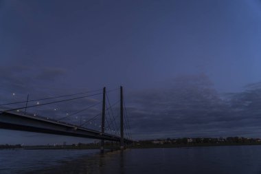 Almanya 'da Ren nehrinde Dusseldorf' un ufuk çizgisinin gün batımı manzarası