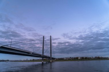 Almanya 'da Ren nehrinde Dusseldorf' un ufuk çizgisinin gün batımı manzarası