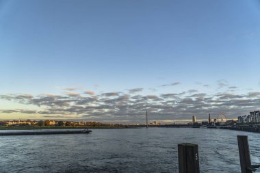 Almanya 'da Ren nehrindeki Düsseldorf' un ufuk çizgisi manzarası