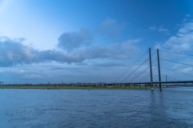Almanya 'da Ren nehrindeki Düsseldorf' un ufuk çizgisi manzarası