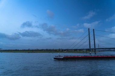 Almanya 'da Ren nehrinde Dusseldorf' un ufuk çizgisinin gün batımı manzarası
