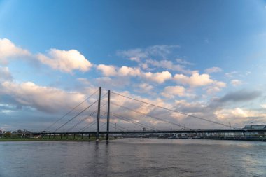 Almanya 'da Ren nehrindeki Düsseldorf' un ufuk çizgisi manzarası