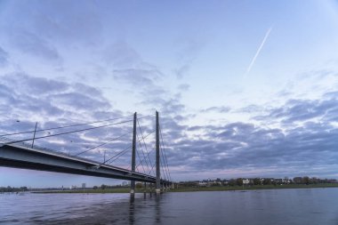 Almanya 'da Ren nehrindeki Düsseldorf' un ufuk çizgisi manzarası