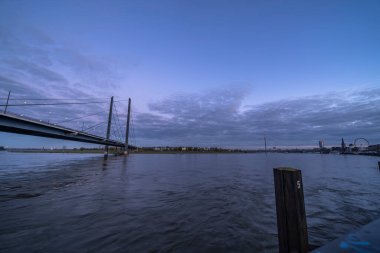 Almanya 'da Ren nehrinde Dusseldorf' un ufuk çizgisinin gün batımı manzarası