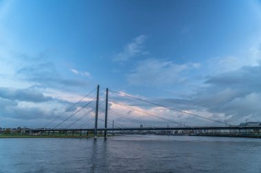 Almanya 'da Ren nehrindeki Düsseldorf' un ufuk çizgisi manzarası