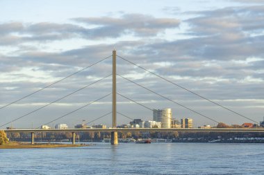 Almanya 'da Ren nehrindeki Düsseldorf' un ufuk çizgisi manzarası