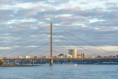 Almanya 'da Ren nehrindeki Düsseldorf' un ufuk çizgisi manzarası