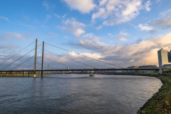 Almanya 'da Ren nehrindeki Düsseldorf' un ufuk çizgisi manzarası