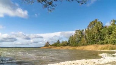 Zamanaşımı: Göl kenarındaki sonbahar manzarası