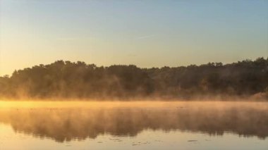 Zamanaşımı: Göl kenarındaki sonbahar manzarası