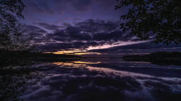 タイムラップ 日没の湖による秋の風景 — ストック動画