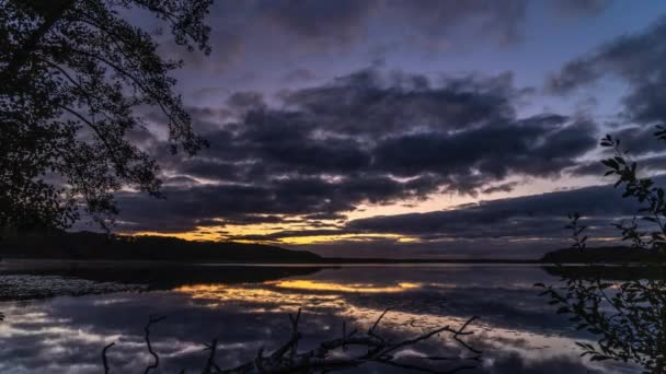 Zamanaşımı Göl Kenarındaki Sonbahar Manzarası — Stok video