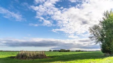 Almanya 'da sonbahar gökyüzü. Avrupa sonbahar manzarası
